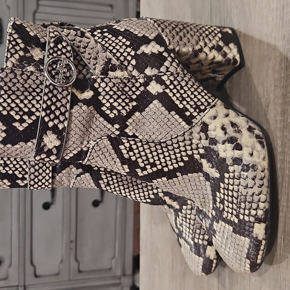 COACH Elisa Heeled Boots / Booties in Snakeskin Leather Logo Pendant Women’s 7.5